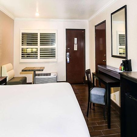 Travelodge By Wyndham Commerce Los Angeles Area Dış mekan fotoğraf