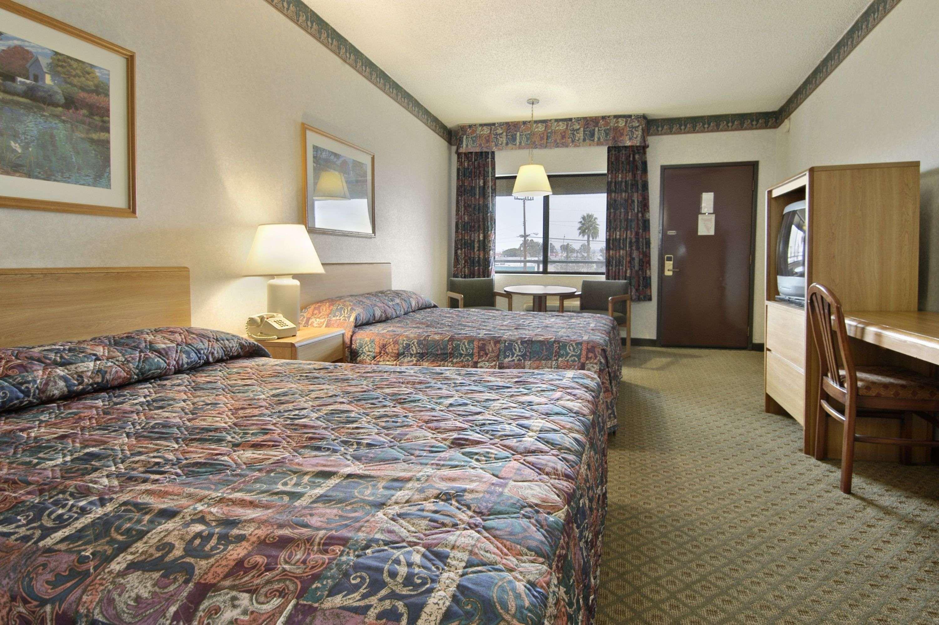 Travelodge By Wyndham Commerce Los Angeles Area Oda fotoğraf