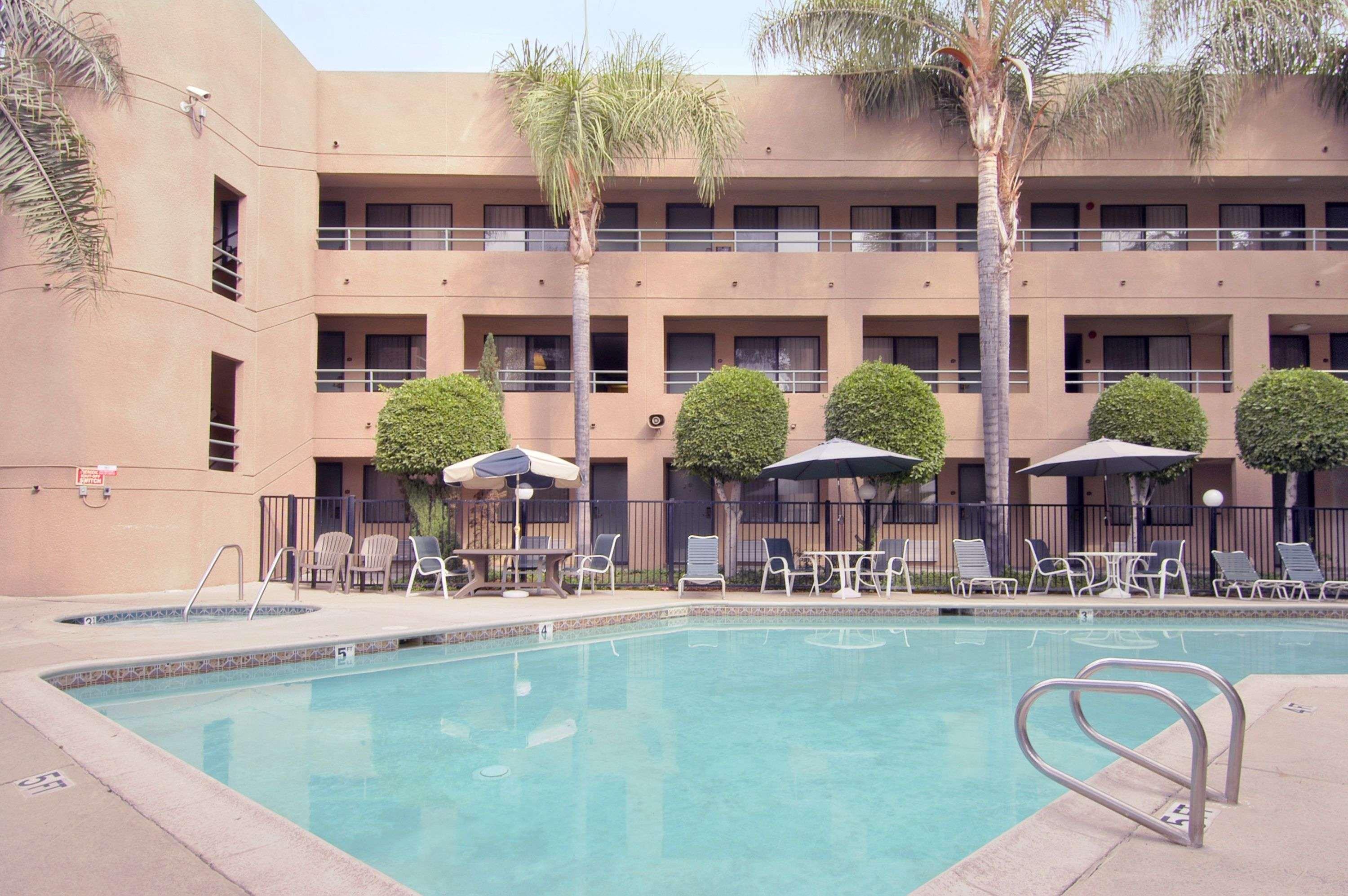 Travelodge By Wyndham Commerce Los Angeles Area Dış mekan fotoğraf