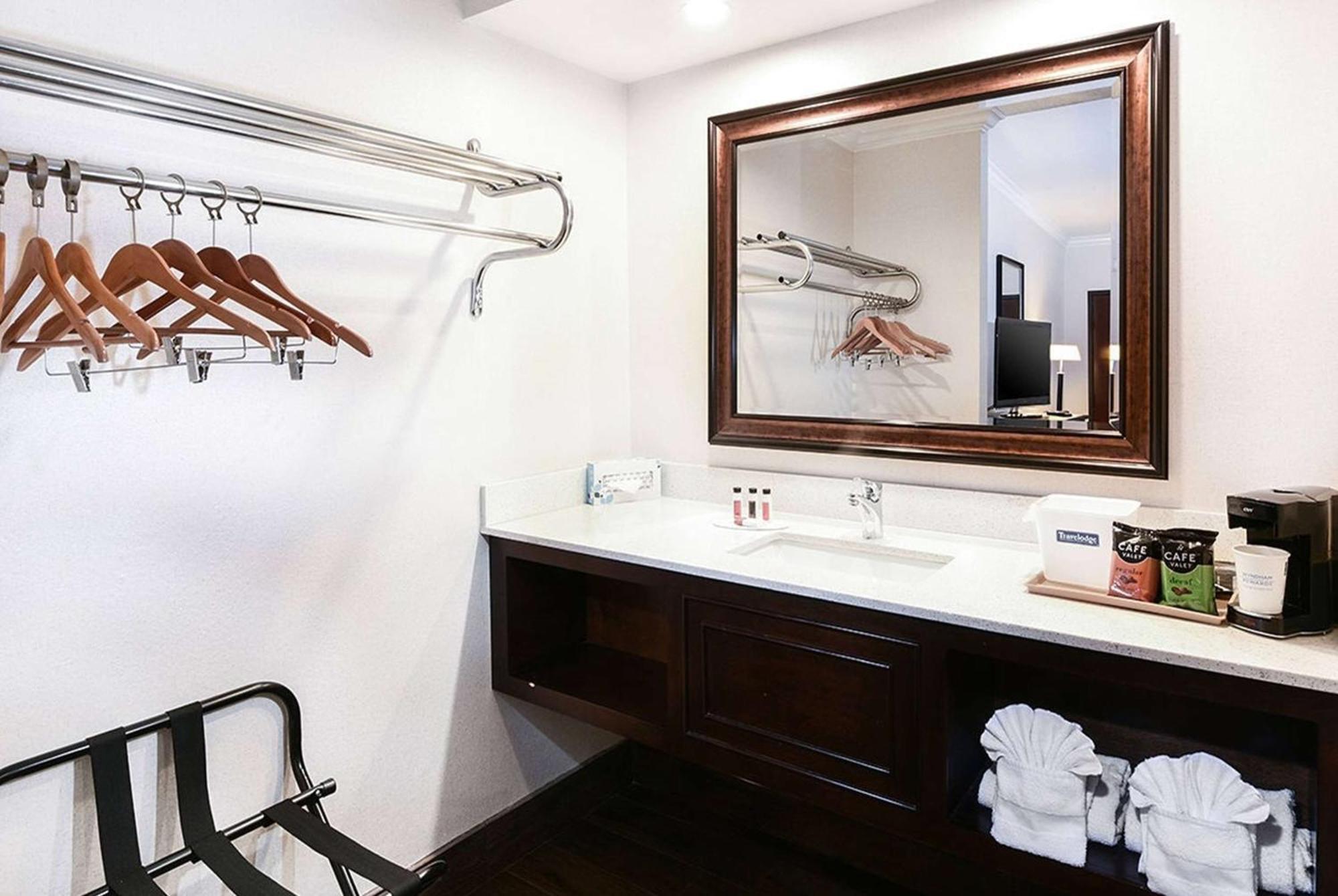 Travelodge By Wyndham Commerce Los Angeles Area Dış mekan fotoğraf