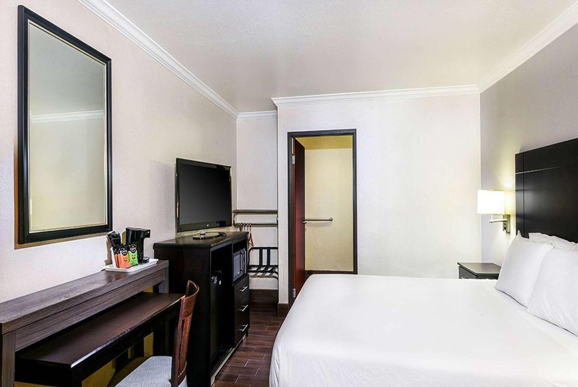 Travelodge By Wyndham Commerce Los Angeles Area Dış mekan fotoğraf