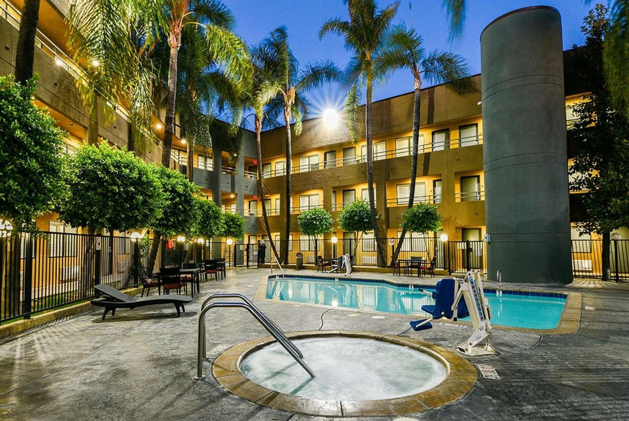 Travelodge By Wyndham Commerce Los Angeles Area Dış mekan fotoğraf