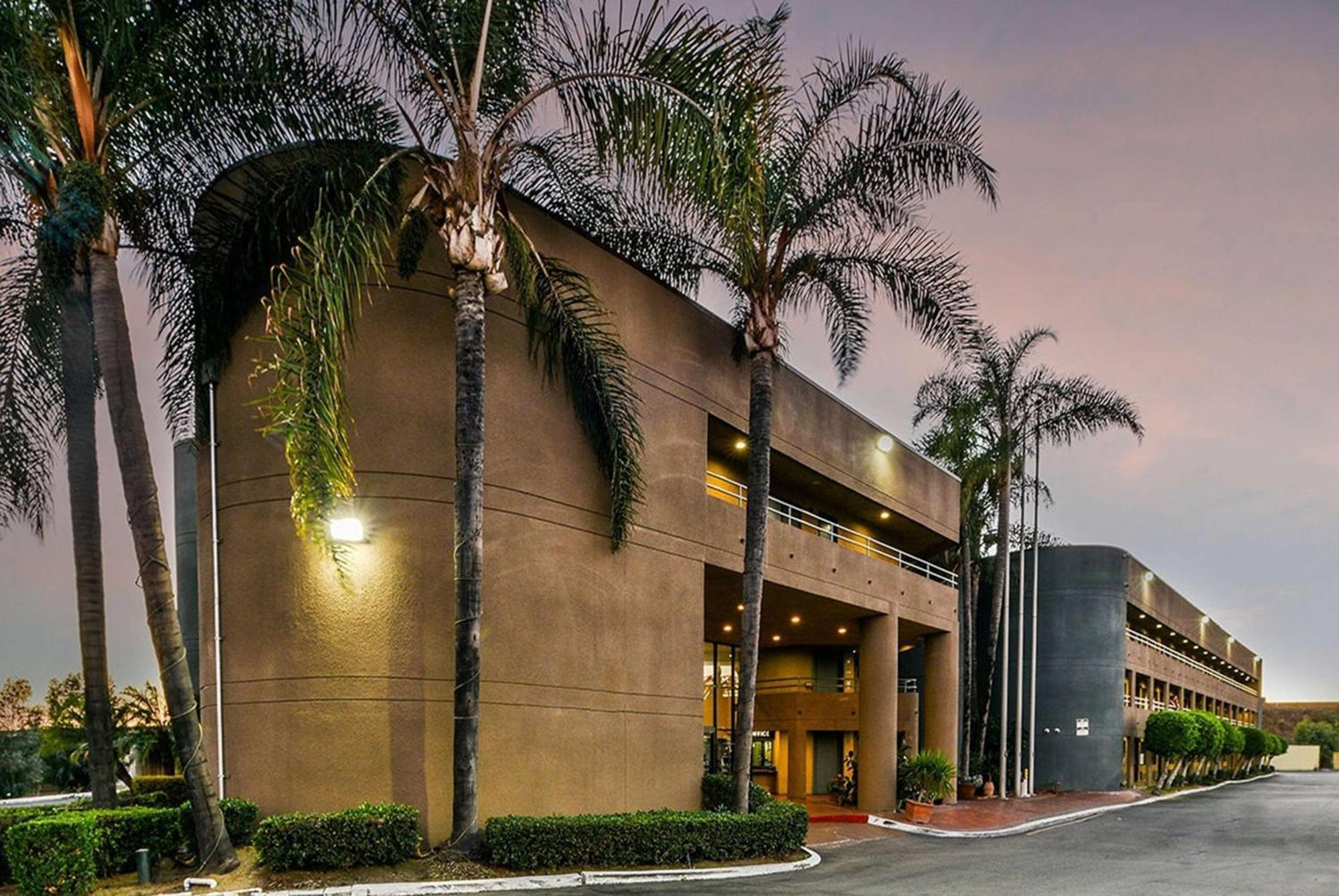 Travelodge By Wyndham Commerce Los Angeles Area Dış mekan fotoğraf