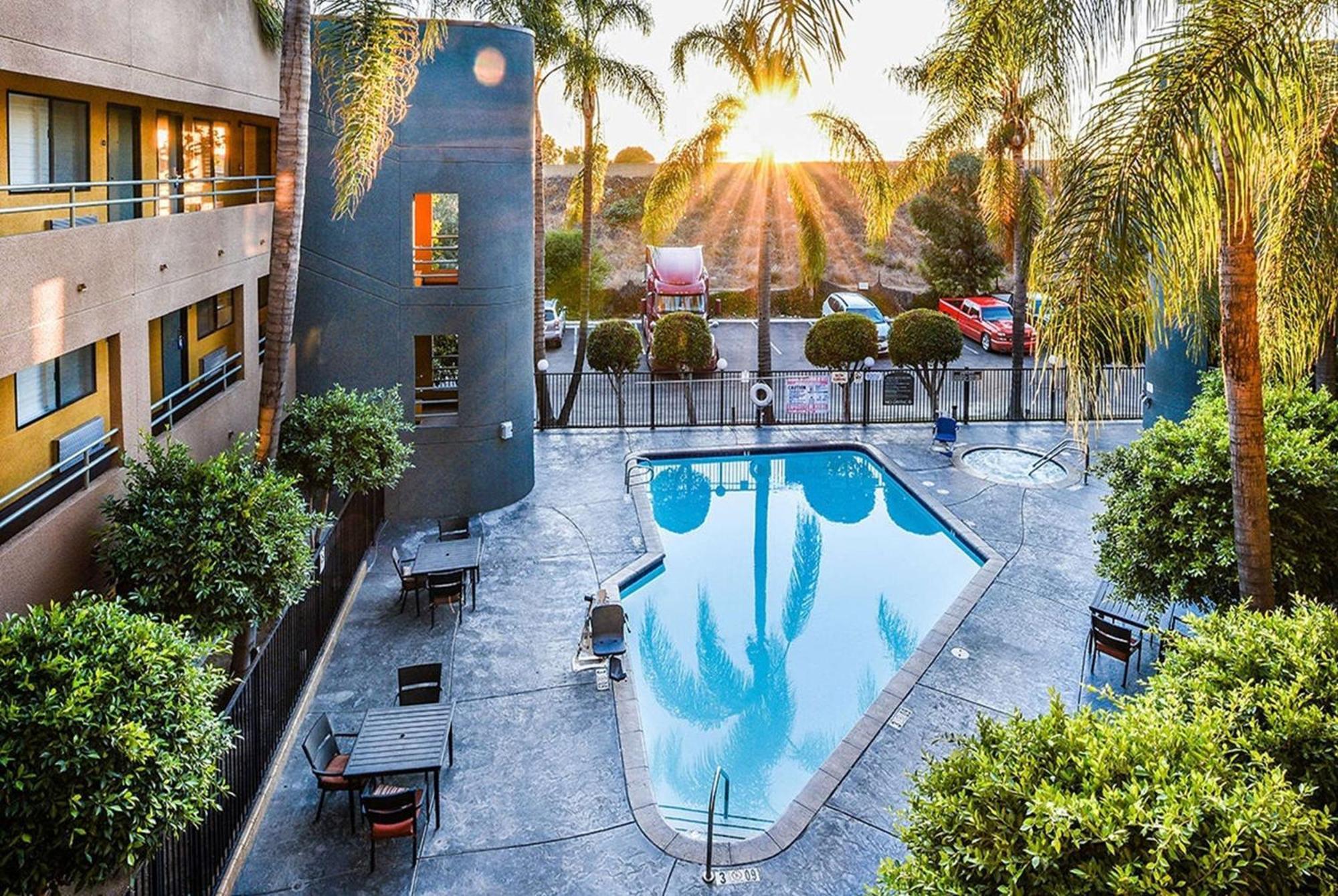 Travelodge By Wyndham Commerce Los Angeles Area Dış mekan fotoğraf